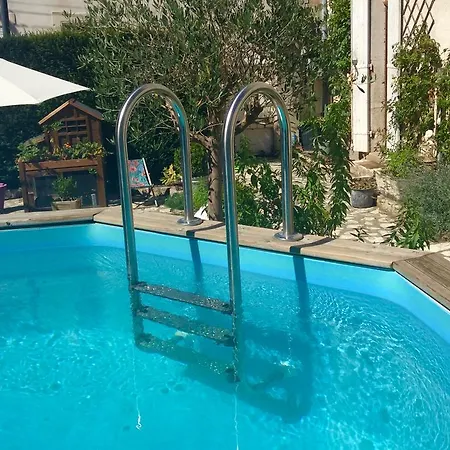 Chambres D'hotes De La Fontaine Bed and Breakfast *