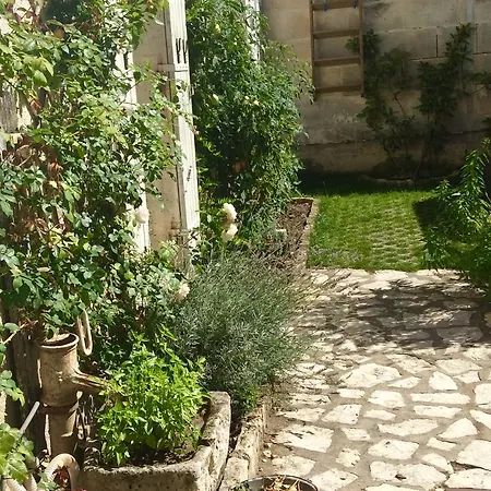 Chambres D'hotes De La Fontaine Bed and Breakfast *